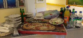 Pizza am Mittag für die Patienten